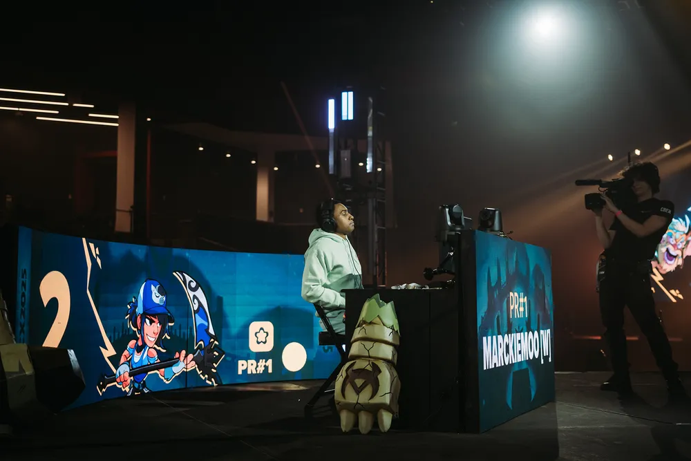 Marckiemoo walking out to the stage as the number one seed